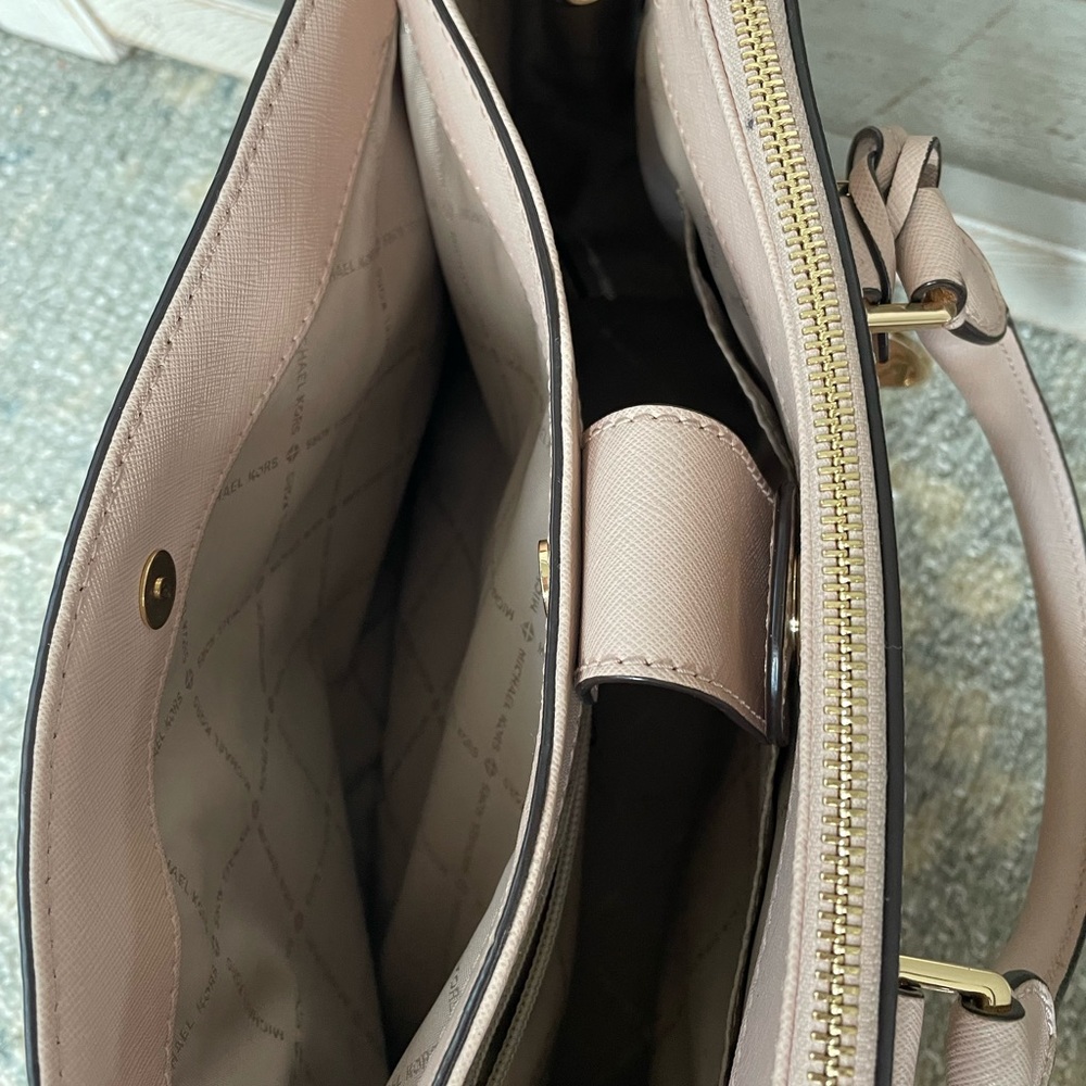 Michael Kors Cream Handbag - Picture 2 of 7